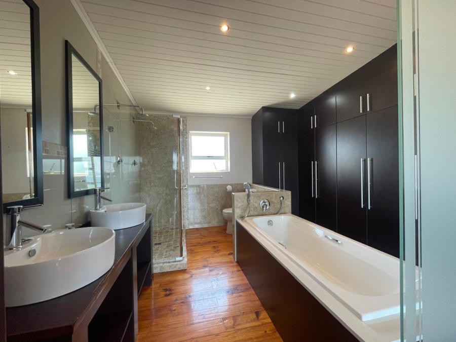 4 Bedroom Property for Sale in Wavecrest Eastern Cape